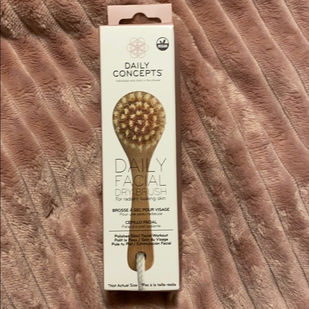 Facial Dry Brush 🧖🏼‍♀️